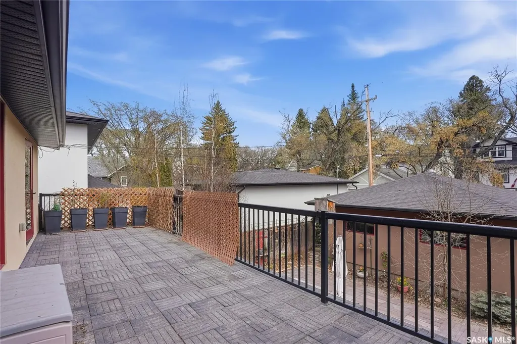 208 Saskatchewan Crescent W Saskatoon SK S7M 0A5