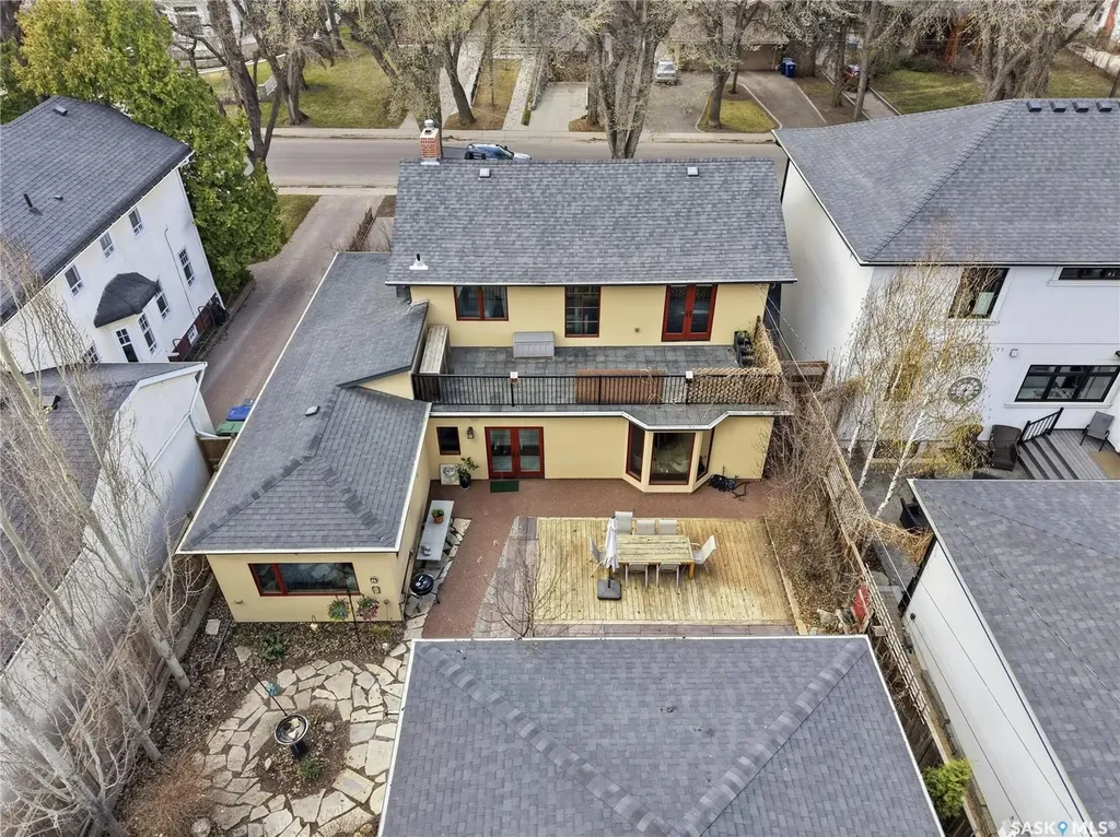 208 Saskatchewan Crescent W Saskatoon SK S7M 0A5