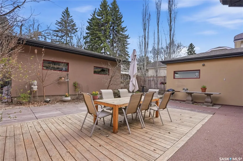 208 Saskatchewan Crescent W Saskatoon SK S7M 0A5