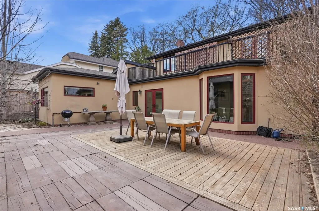 208 Saskatchewan Crescent W Saskatoon SK S7M 0A5
