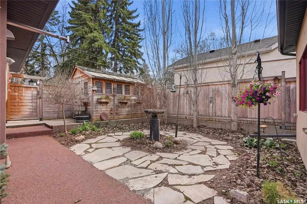 208 Saskatchewan Crescent W Saskatoon SK S7M 0A5