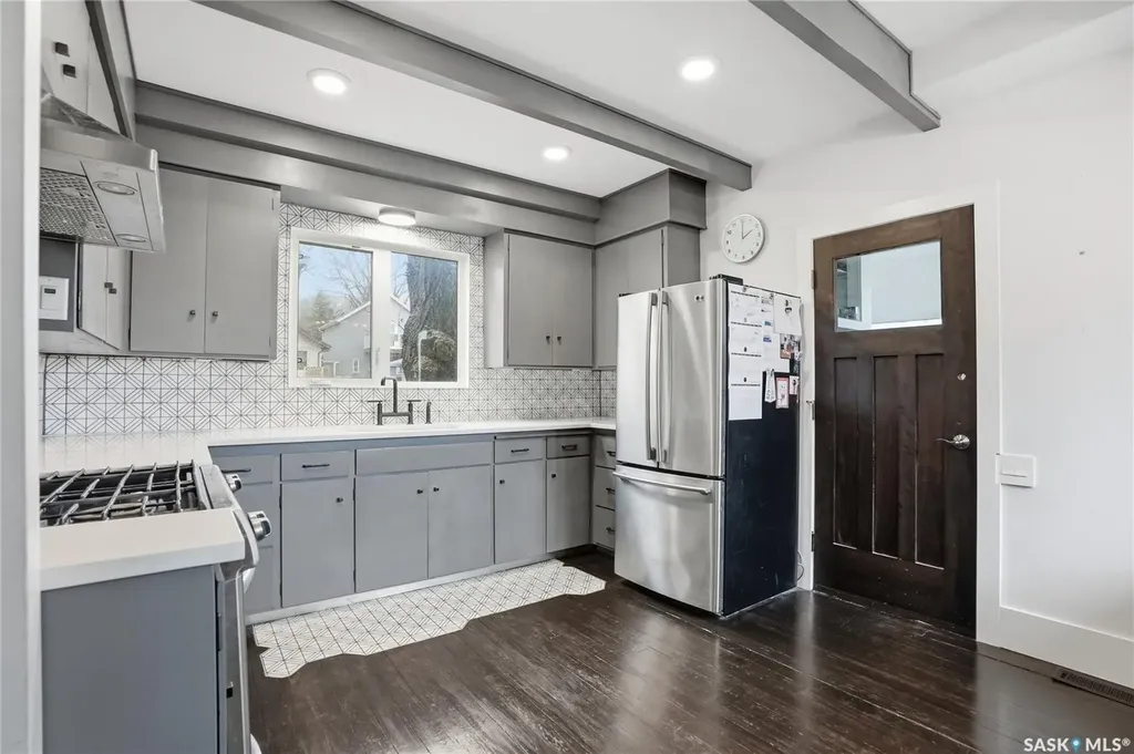 316 E Avenue N Saskatoon SK S7L 1R8