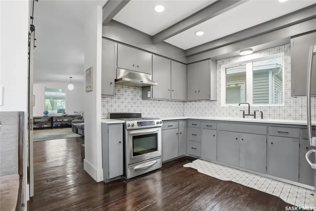 316 E Avenue N Saskatoon SK S7L 1R8