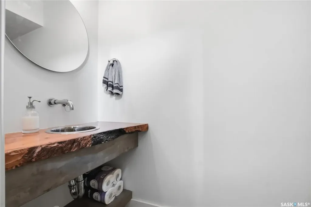 316 E Avenue N Saskatoon SK S7L 1R8