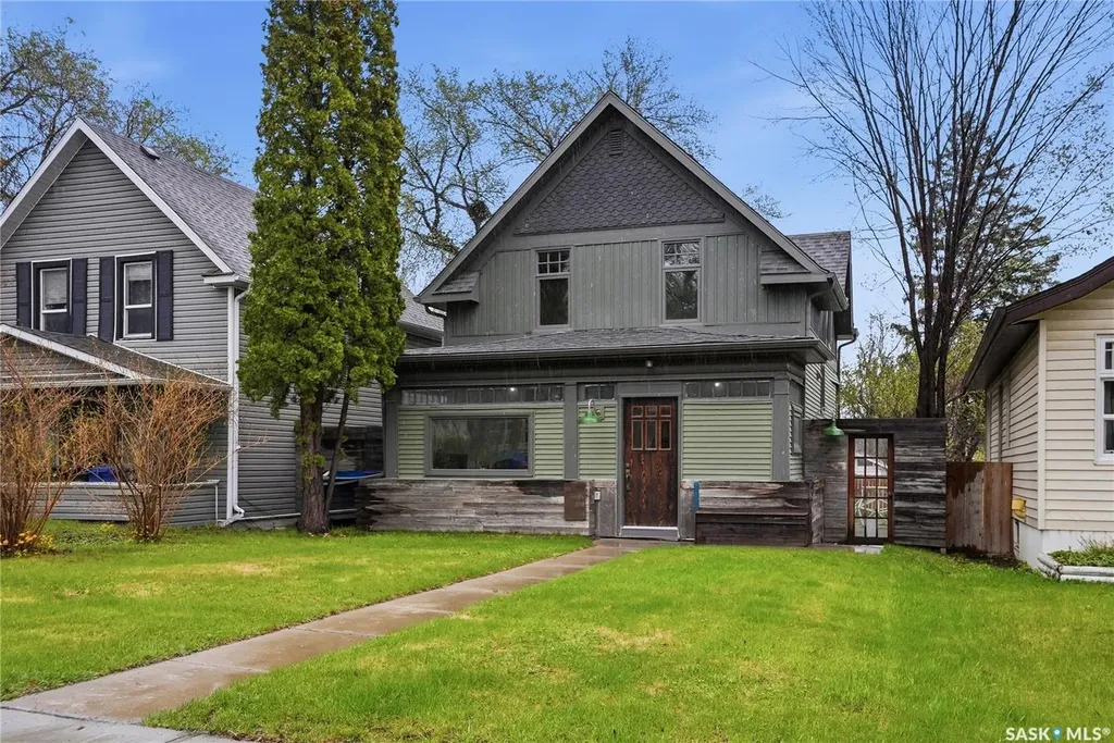 316 E Avenue N Saskatoon SK S7L 1R8