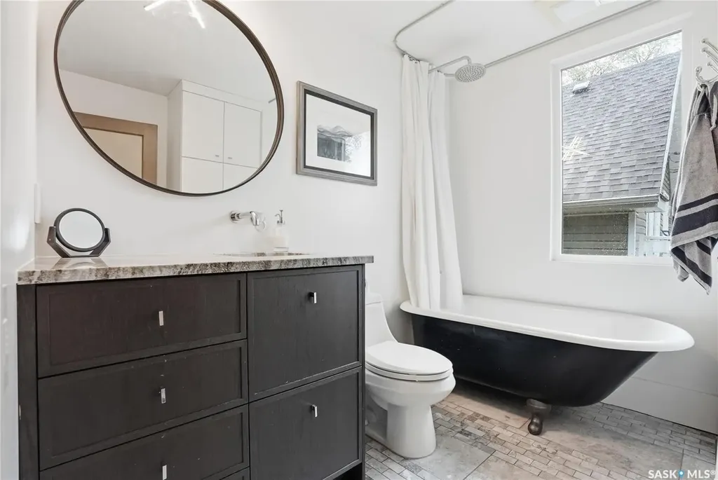 316 E Avenue N Saskatoon SK S7L 1R8