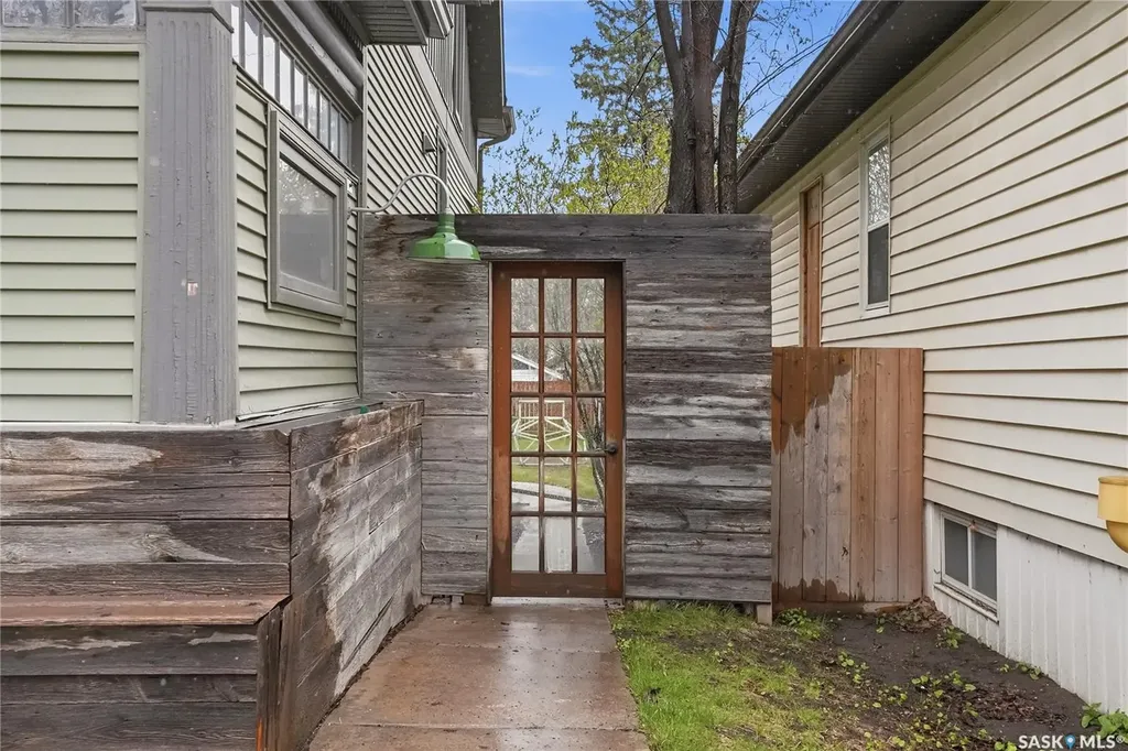 316 E Avenue N Saskatoon SK S7L 1R8