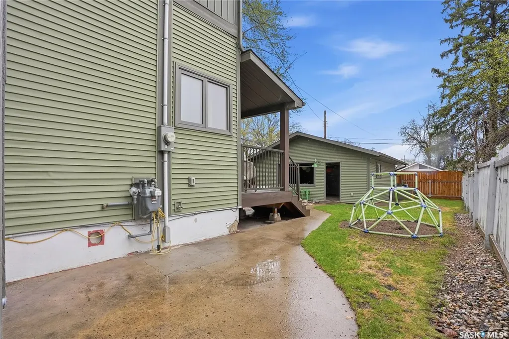 316 E Avenue N Saskatoon SK S7L 1R8