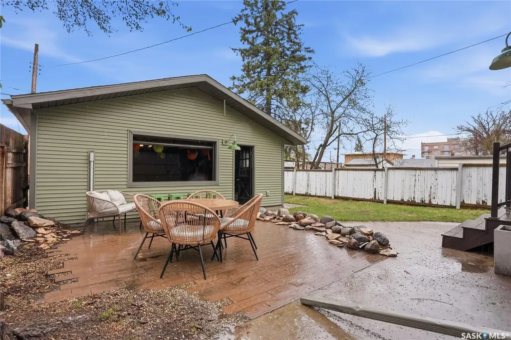 316 E Avenue N Saskatoon SK S7L 1R8