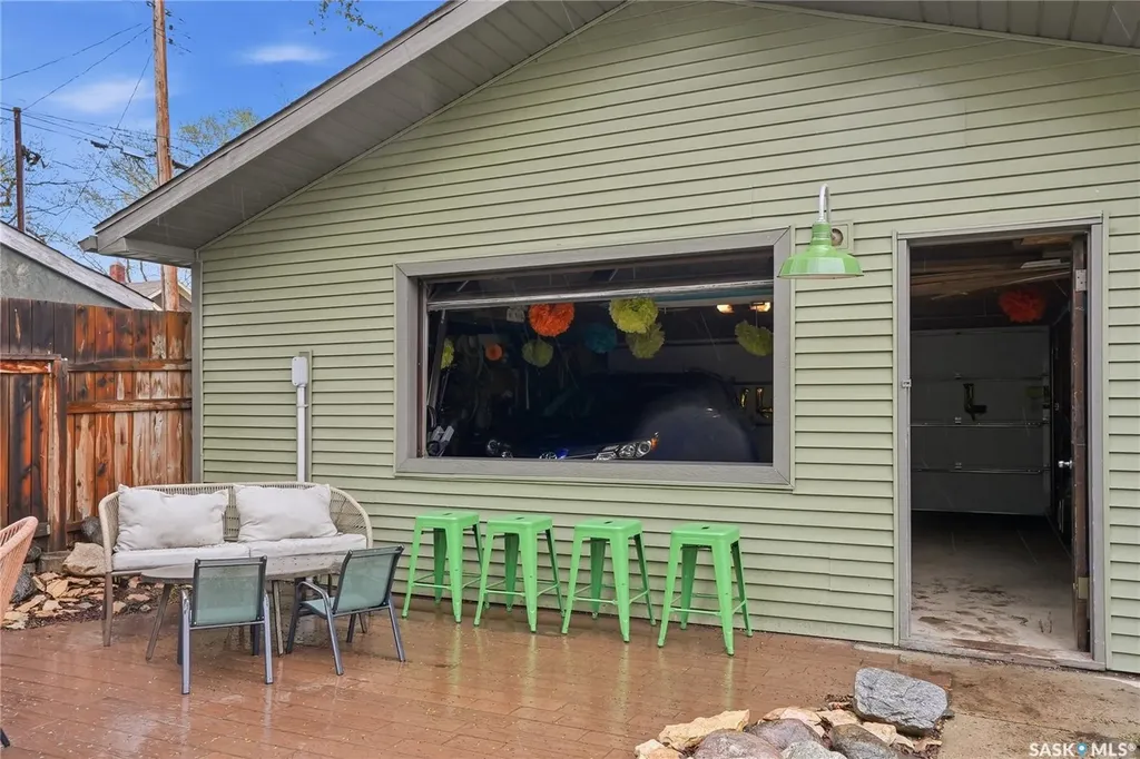 316 E Avenue N Saskatoon SK S7L 1R8