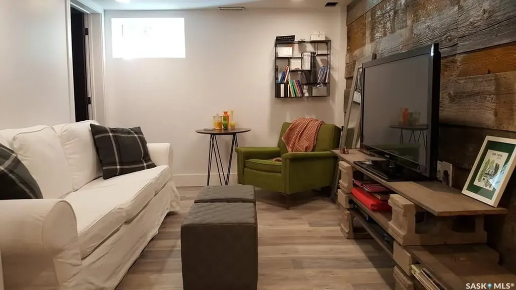 316 E Avenue N Saskatoon SK S7L 1R8