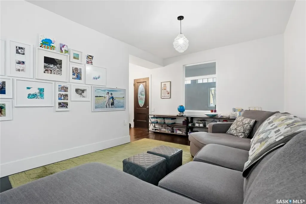 316 E Avenue N Saskatoon SK S7L 1R8