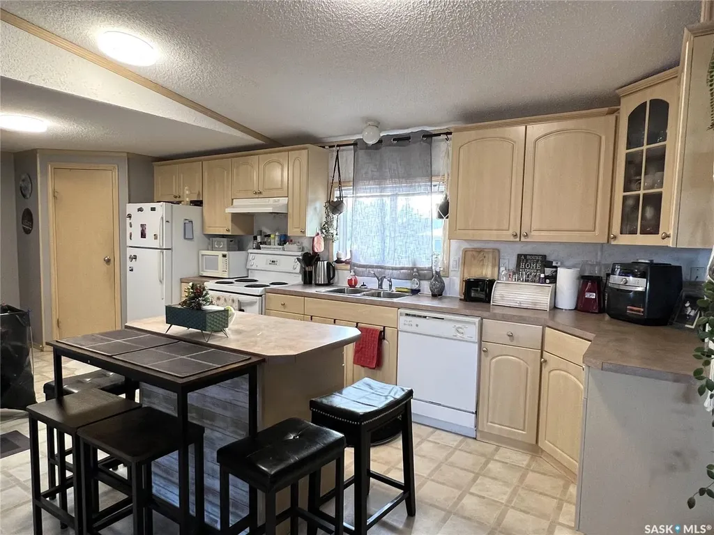 514 6th Avenue E Meadow Lake SK S9X 1J3