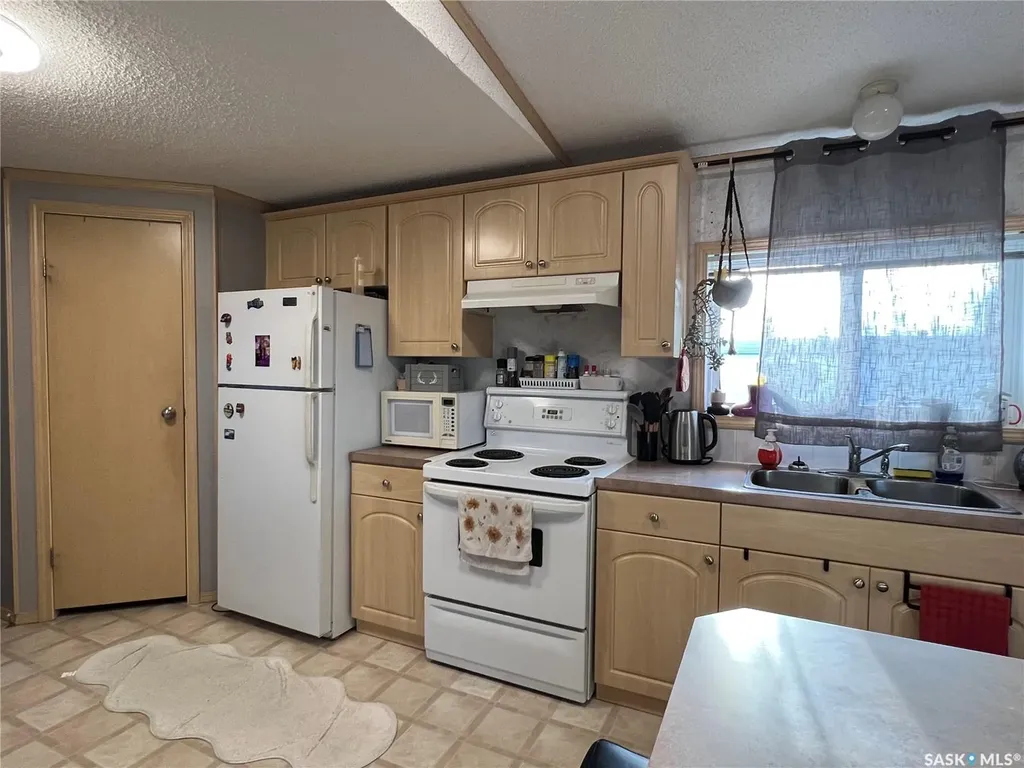 514 6th Avenue E Meadow Lake SK S9X 1J3