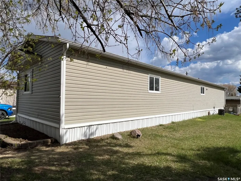514 6th Avenue E Meadow Lake SK S9X 1J3