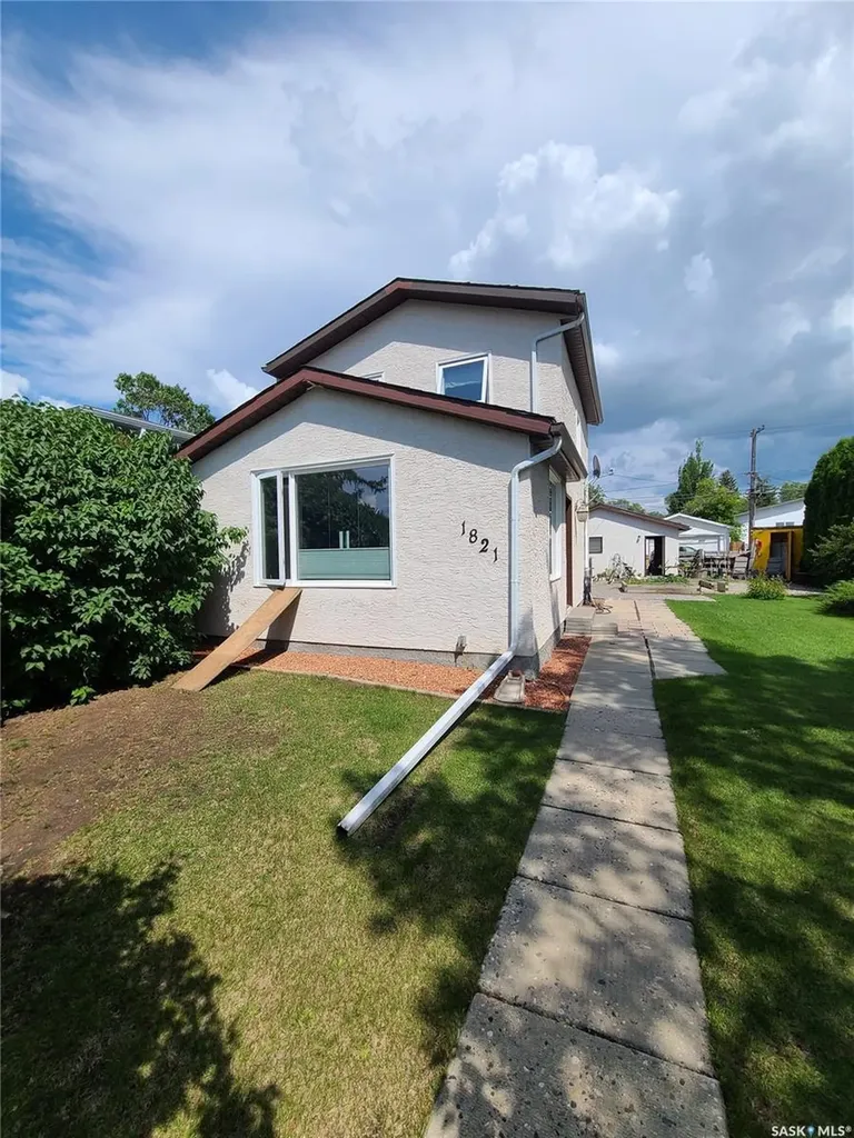 1821 Connaught Street Regina SK S4T 4T4