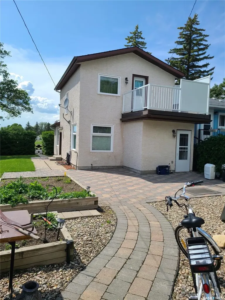 1821 Connaught Street Regina SK S4T 4T4