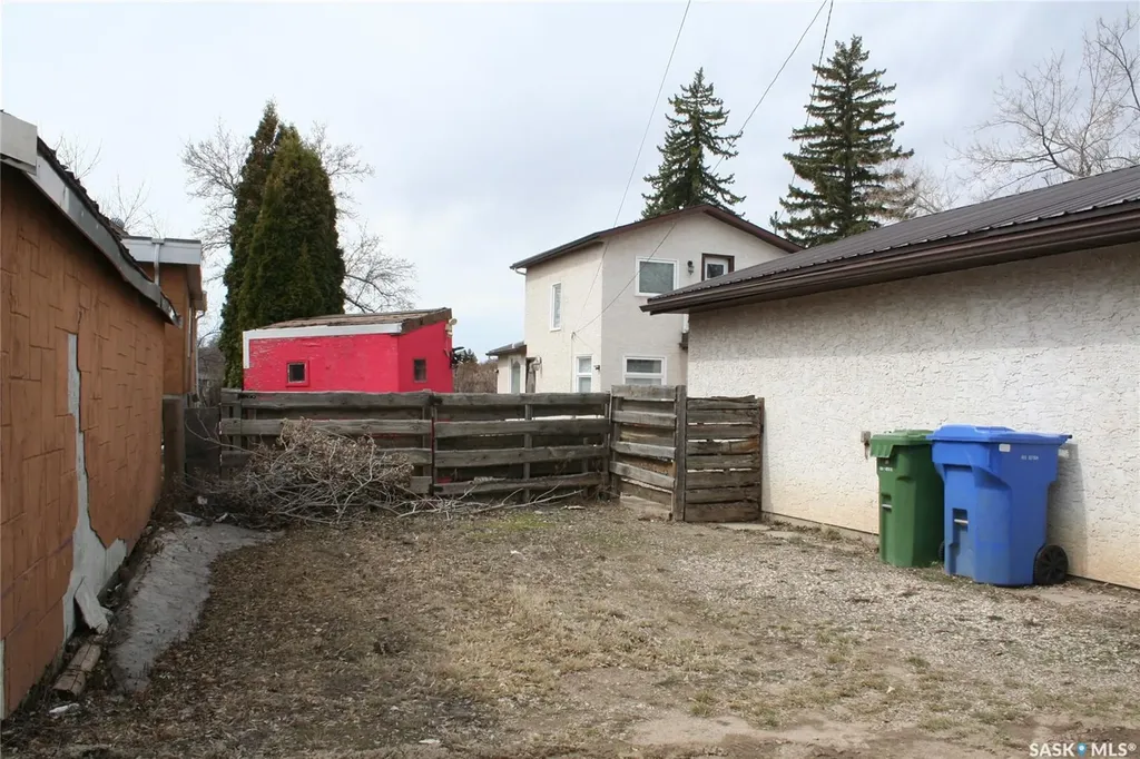 1821 Connaught Street Regina SK S4T 4T4