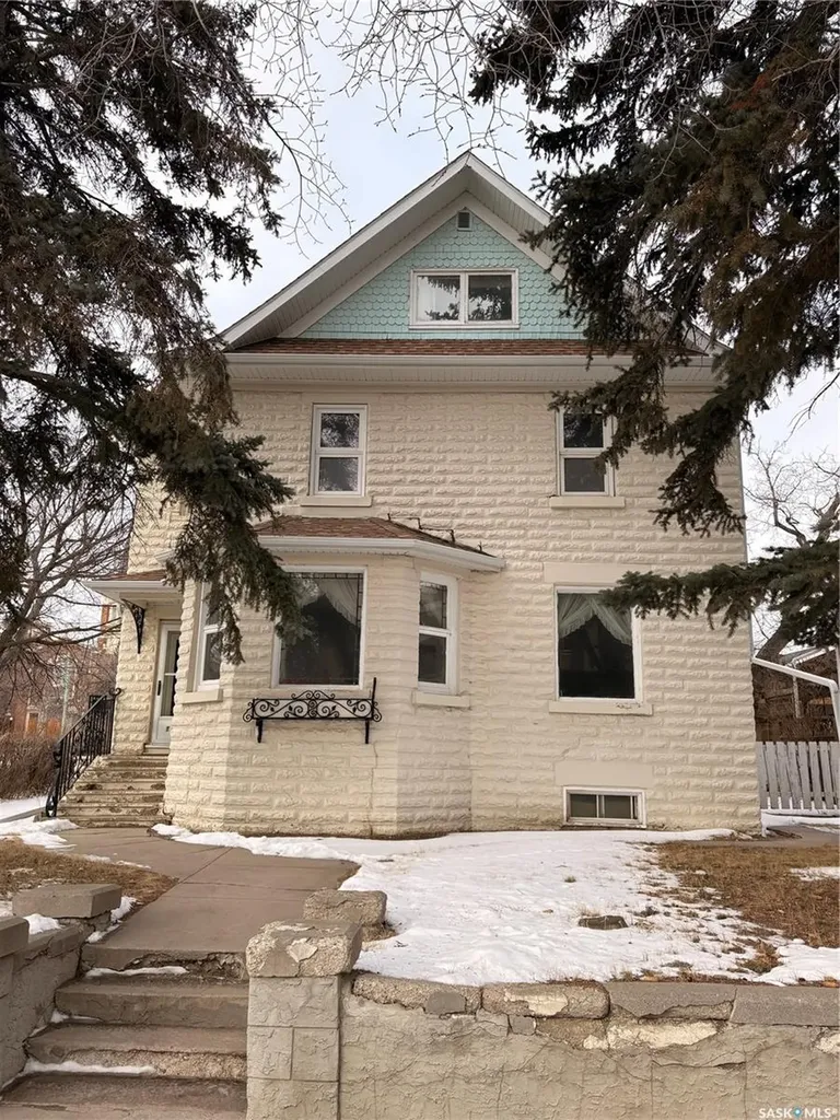 1102 Grafton Avenue Moose Jaw SK S6H 3S5