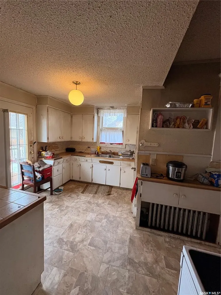 1102 Grafton Avenue Moose Jaw SK S6H 3S5