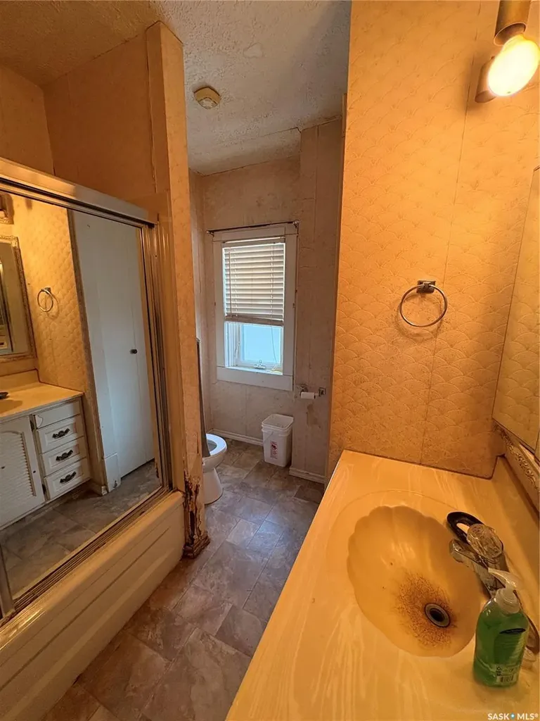 1102 Grafton Avenue Moose Jaw SK S6H 3S5