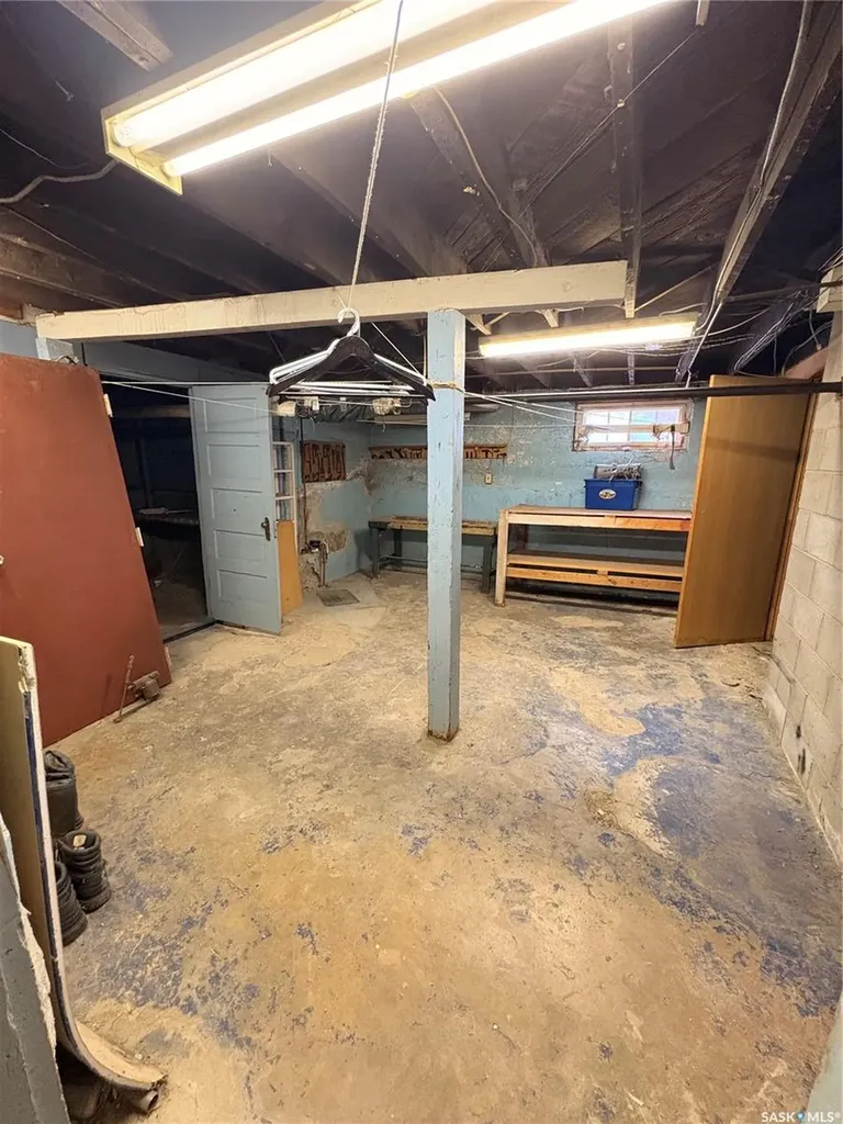1102 Grafton Avenue Moose Jaw SK S6H 3S5