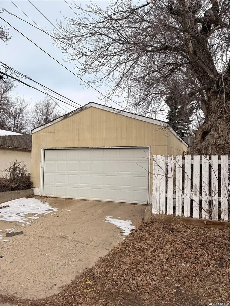 1102 Grafton Avenue Moose Jaw SK S6H 3S5
