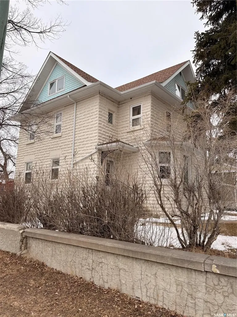 1102 Grafton Avenue Moose Jaw SK S6H 3S5