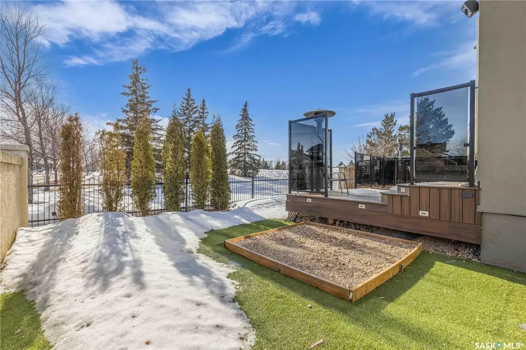 438 Horlick Manor Saskatoon SK S7N 2J6