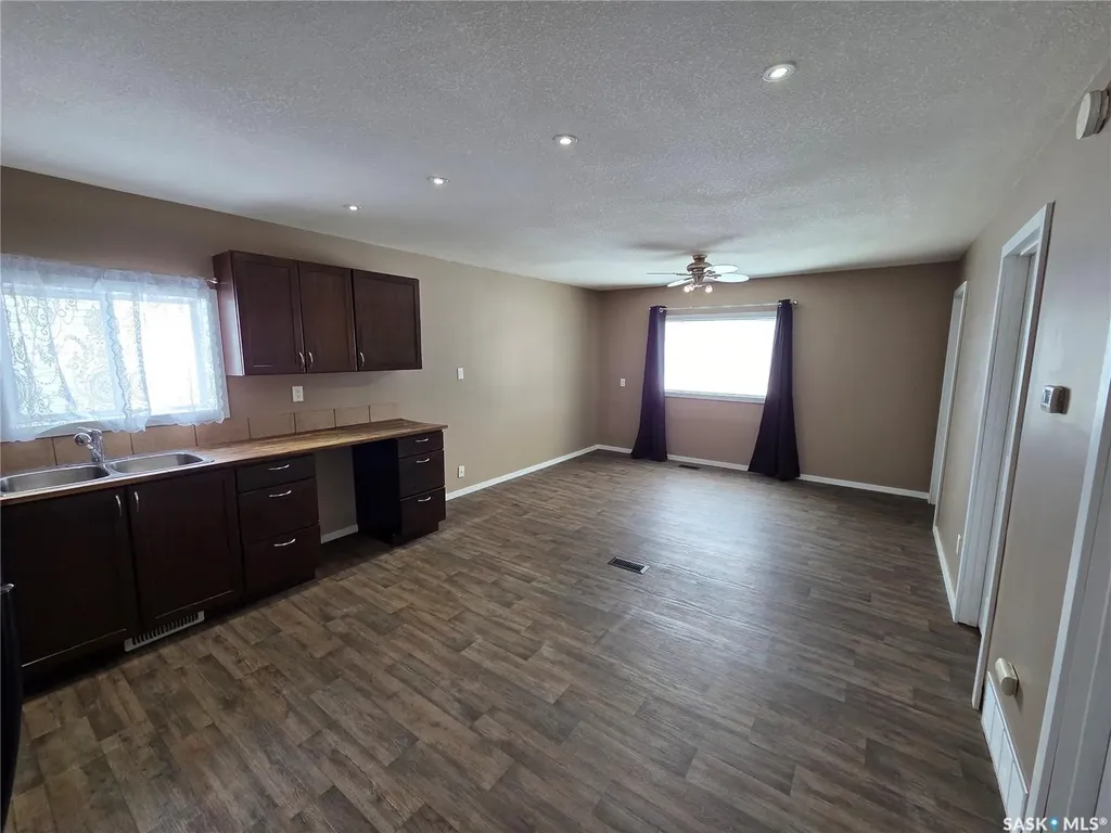 26 Fraser Street Manor SK S0C 1R0