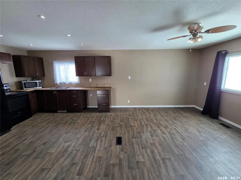 26 Fraser Street Manor SK S0C 1R0