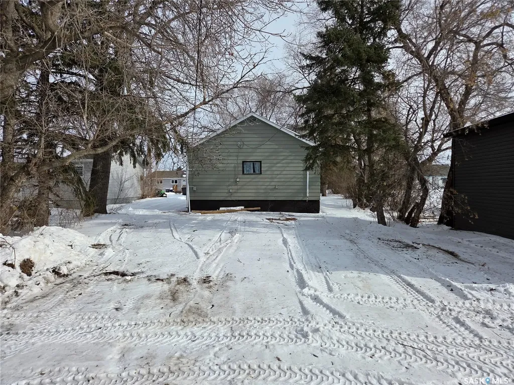 26 Fraser Street Manor SK S0C 1R0