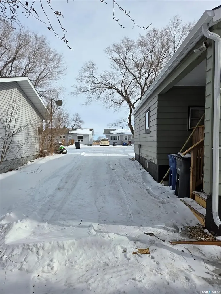 26 Fraser Street Manor SK S0C 1R0