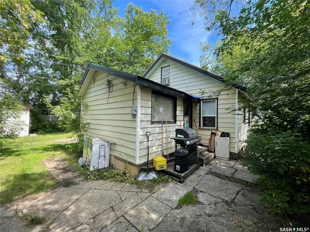 407 3rd Street E Meadow Lake SK S9X 1H7