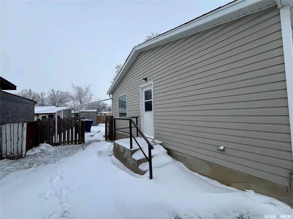 11 6th Street Crescent W Kindersley SK S0L 1S0