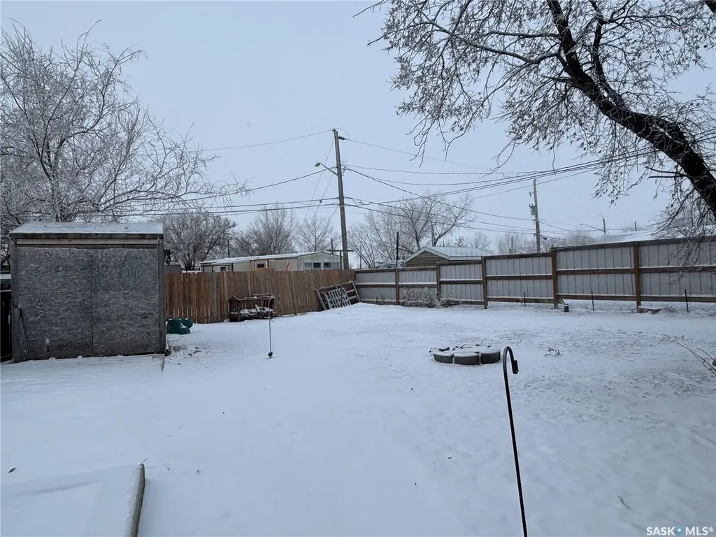 11 6th Street Crescent W Kindersley SK S0L 1S0