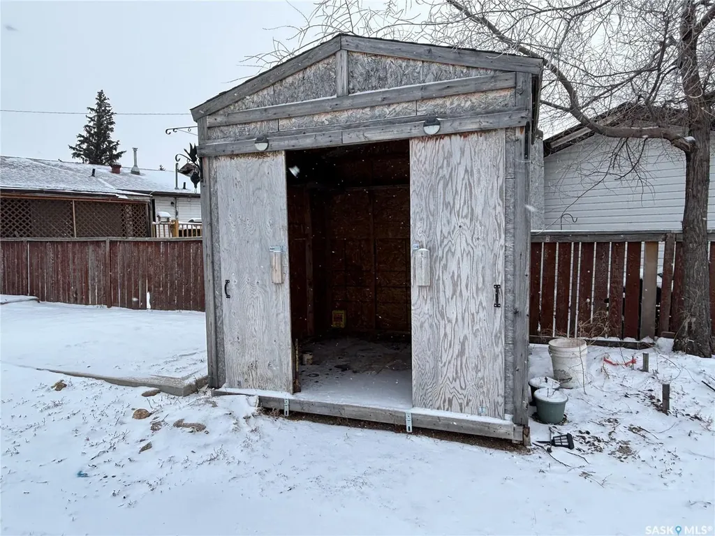 11 6th Street Crescent W Kindersley SK S0L 1S0