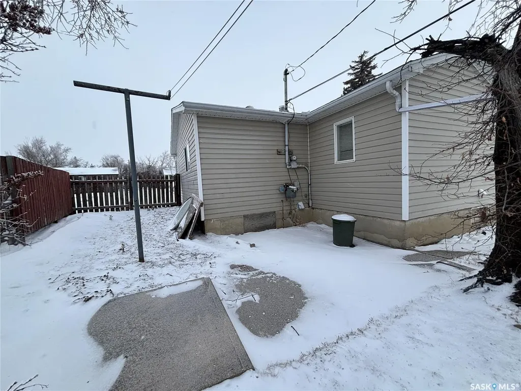 11 6th Street Crescent W Kindersley SK S0L 1S0