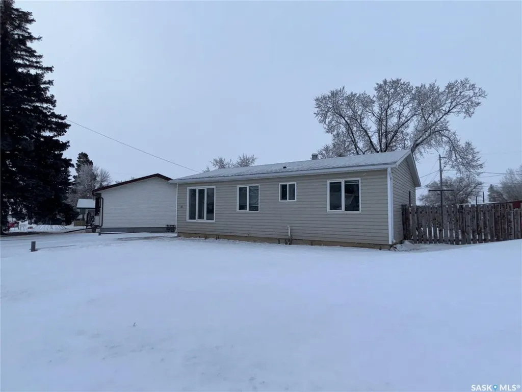 11 6th Street Crescent W Kindersley SK S0L 1S0