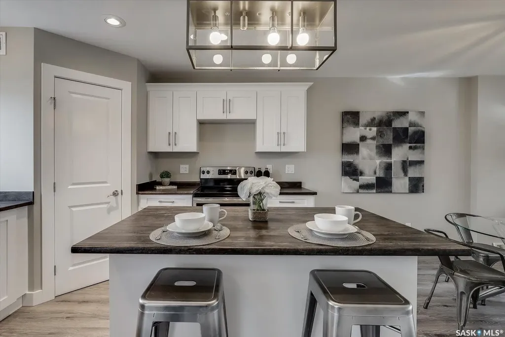 133 E Avenue S Saskatoon SK S7M 1R7
