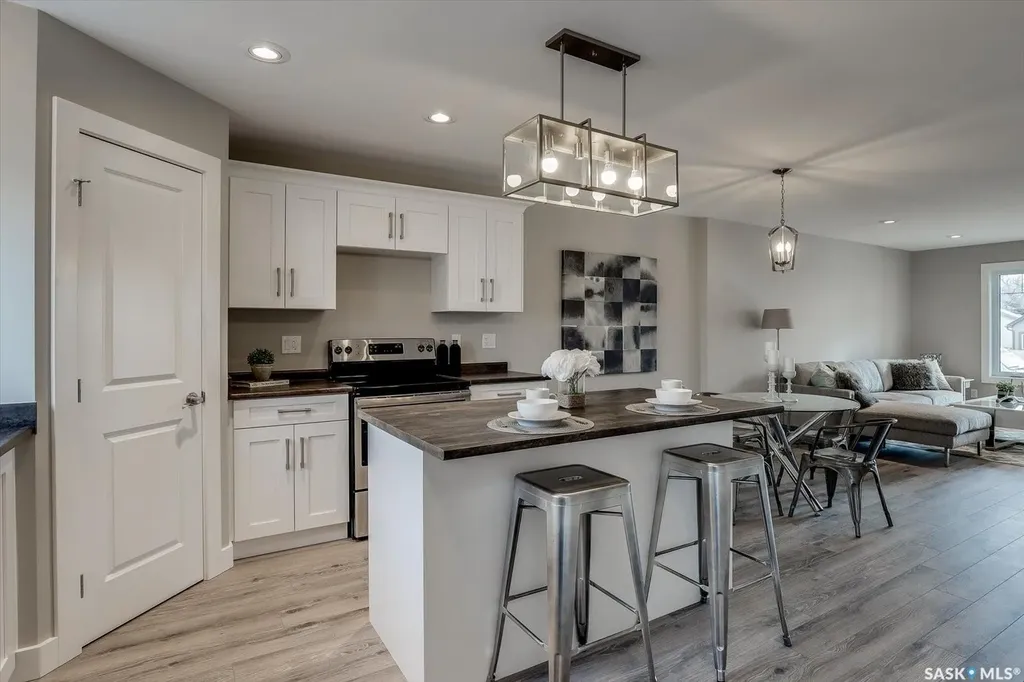 133 E Avenue S Saskatoon SK S7M 1R7