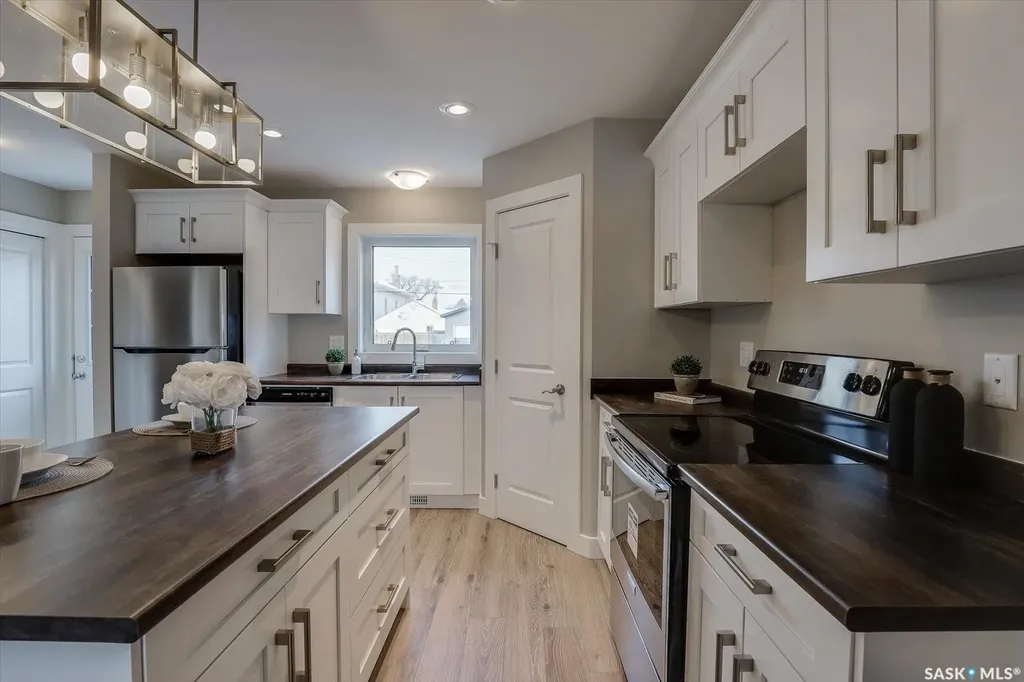 133 E Avenue S Saskatoon SK S7M 1R7