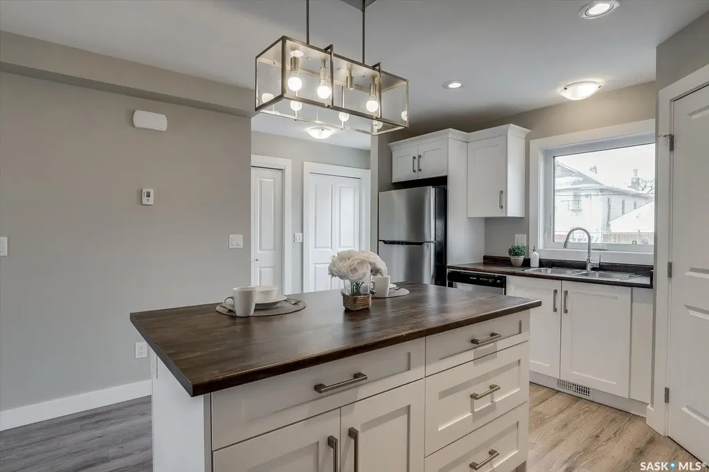 133 E Avenue S Saskatoon SK S7M 1R7