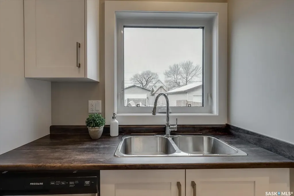 133 E Avenue S Saskatoon SK S7M 1R7