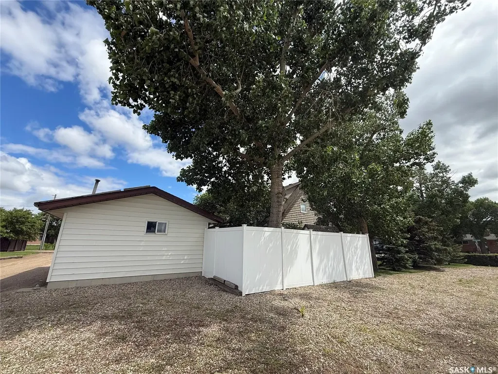 626 4th Avenue W Kindersley SK S0L 1S0