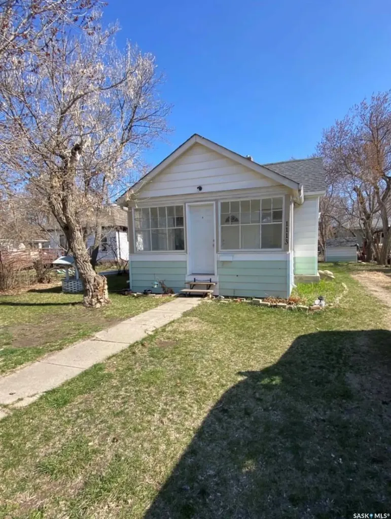 1113 Valley Street Estevan SK S4A 0E3