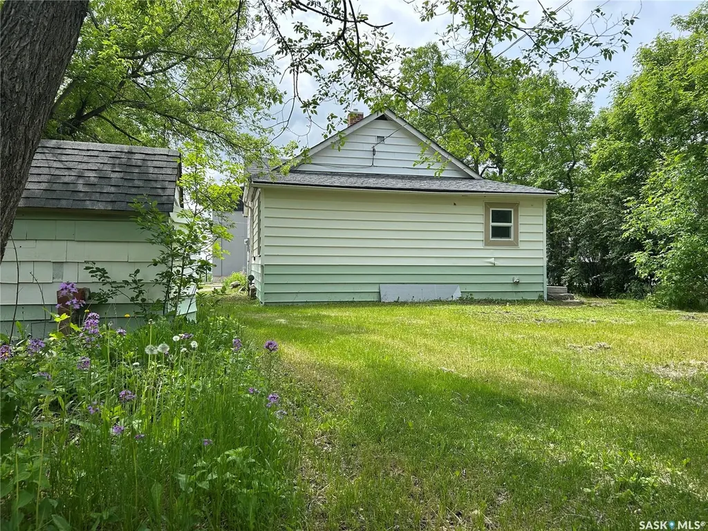 1113 Valley Street Estevan SK S4A 0E3