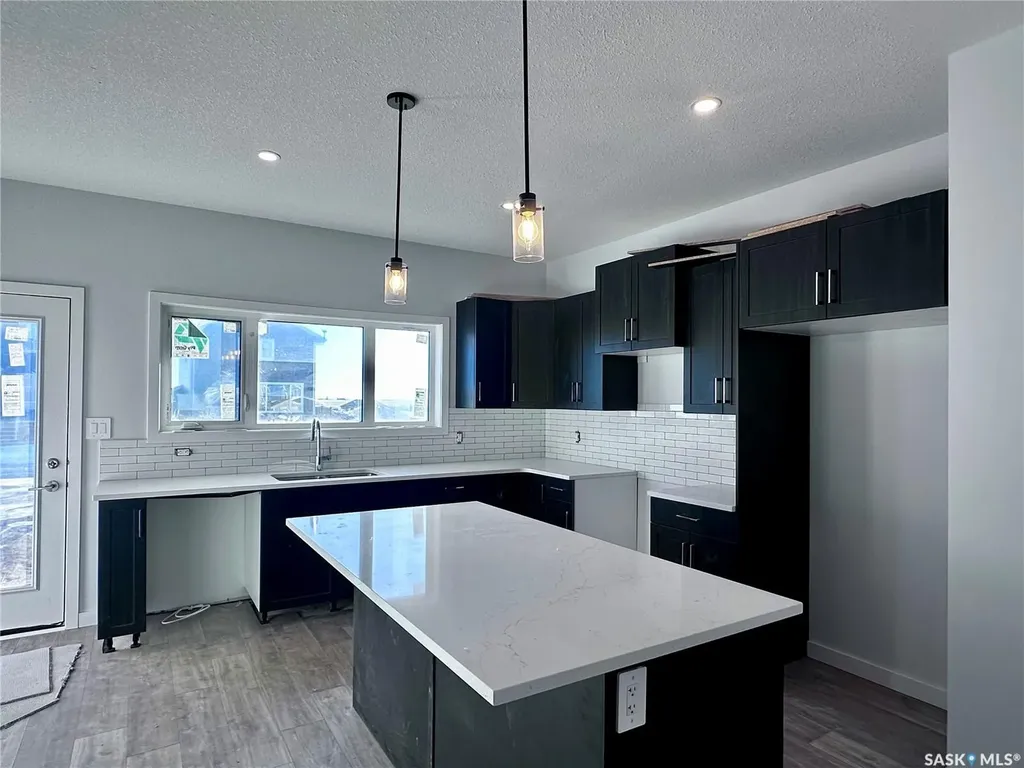 1123 Camden Gardens White City SK S4L 0G1