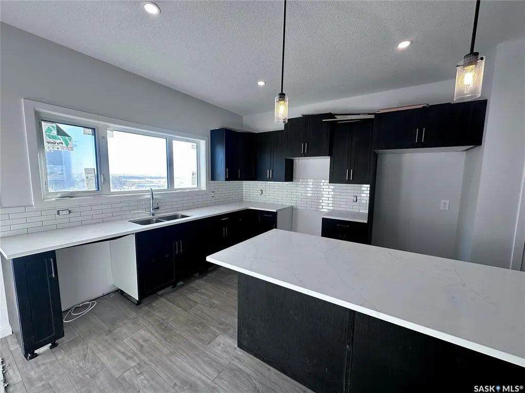 1123 Camden Gardens White City SK S4L 0G1