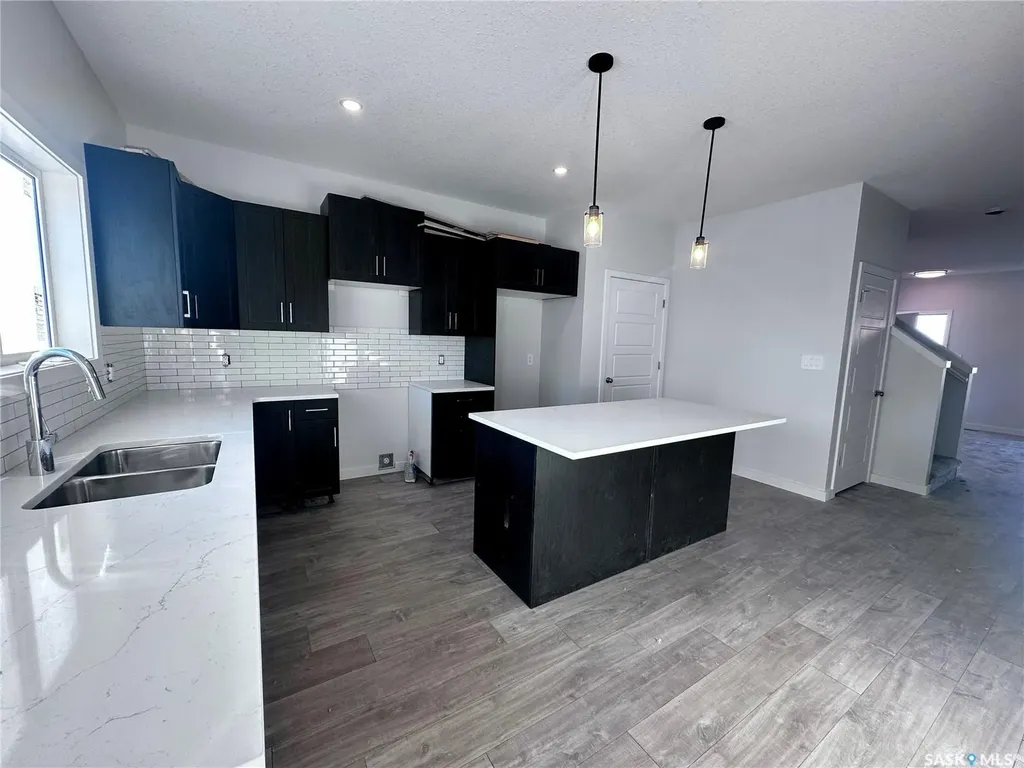 1123 Camden Gardens White City SK S4L 0G1